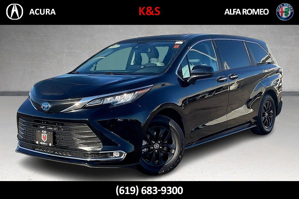Used 2023 Toyota Sienna XLE image 1