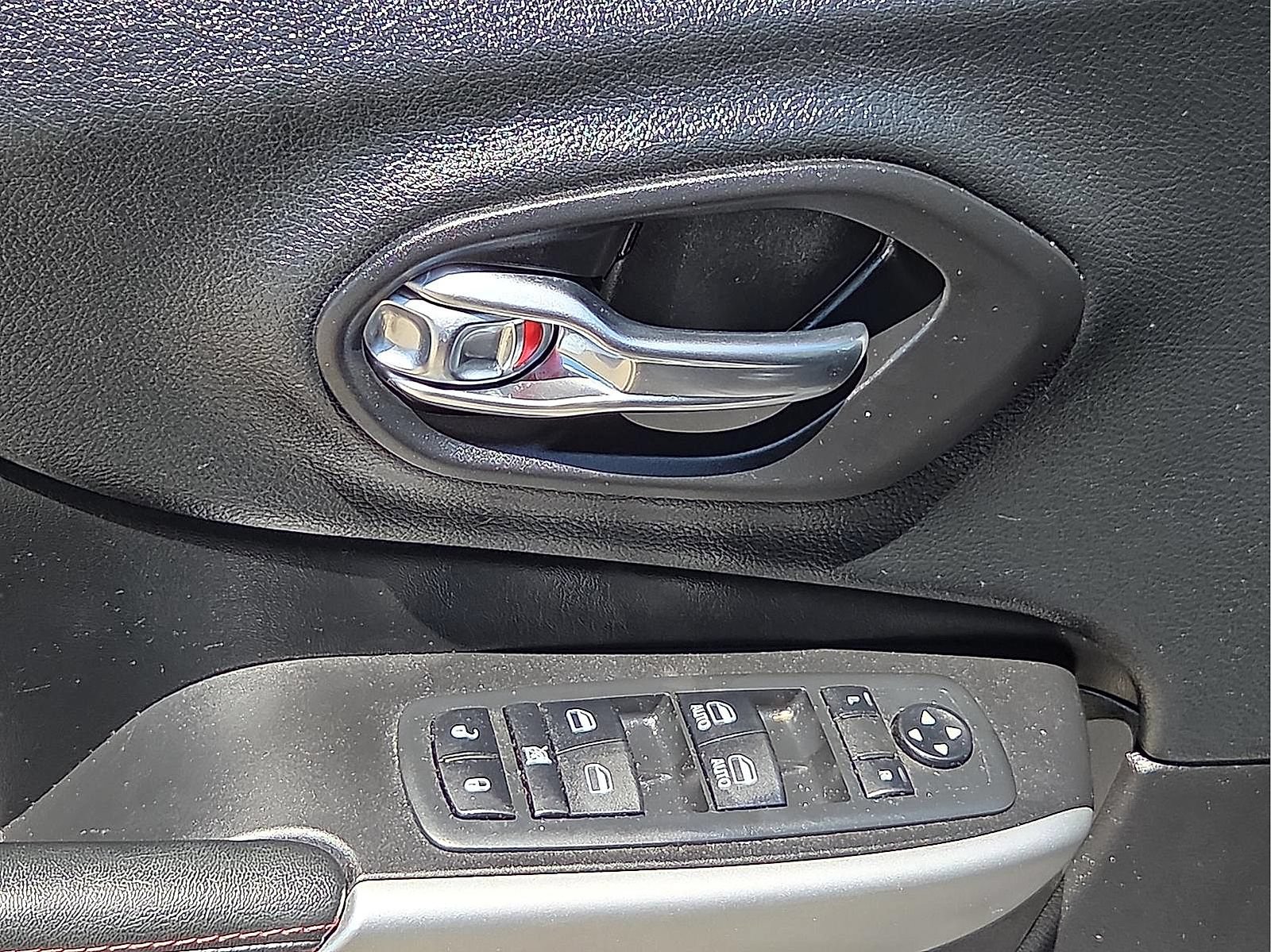 Used 2018 Jeep Cherokee Trailhawk AWD/4WD image 13