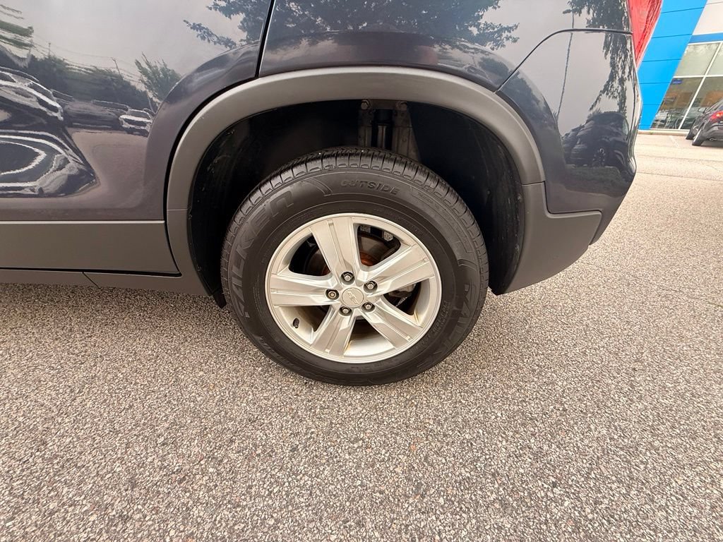 Used 2019 Chevrolet Trax LS w/ Tint and Cruise Package AWD/4WD image 30