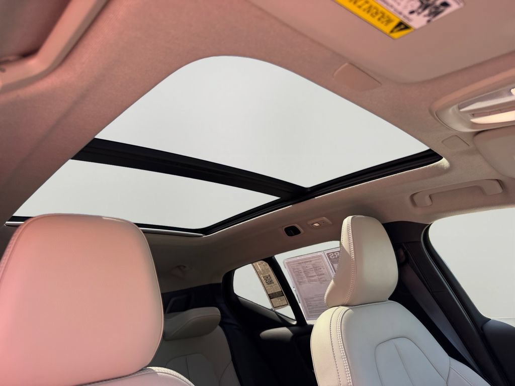 Certified 2024 Volvo XC40 B5 Plus w/ Protection Package Premier AWD/4WD image 7
