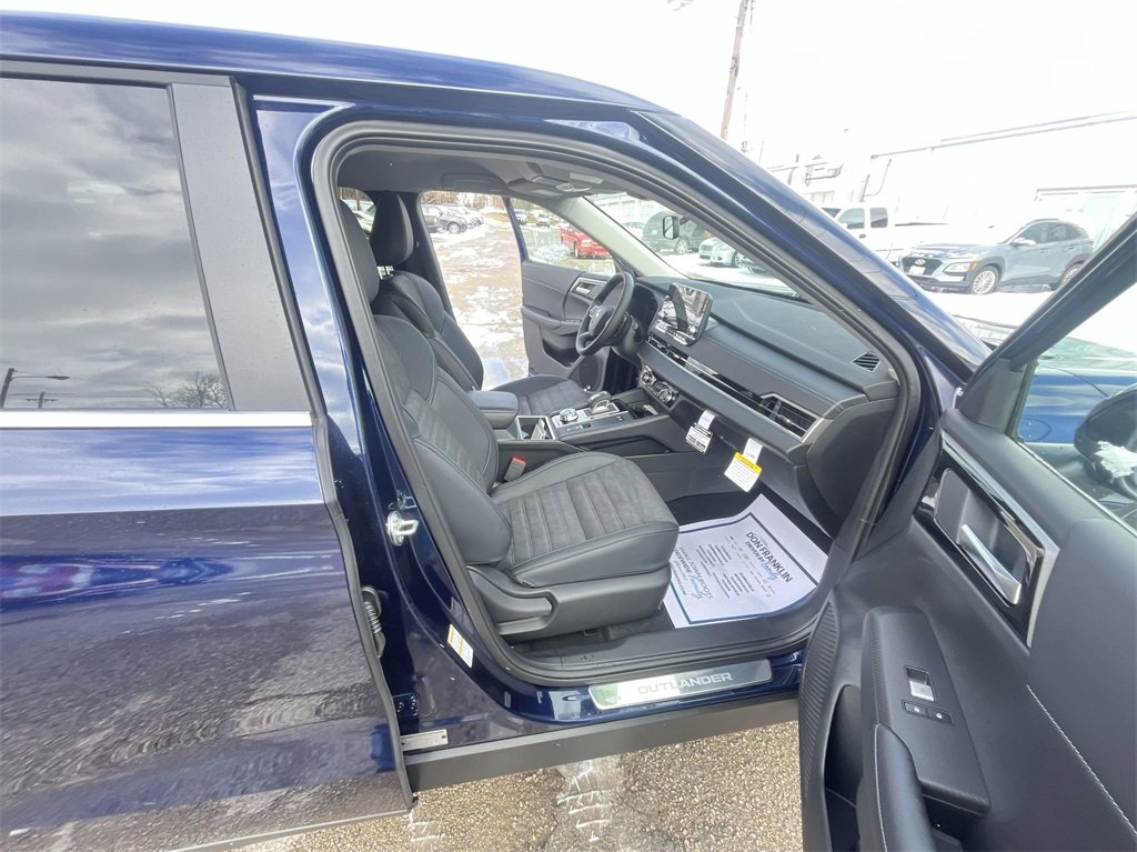 New 2025 Mitsubishi Outlander SE image 24