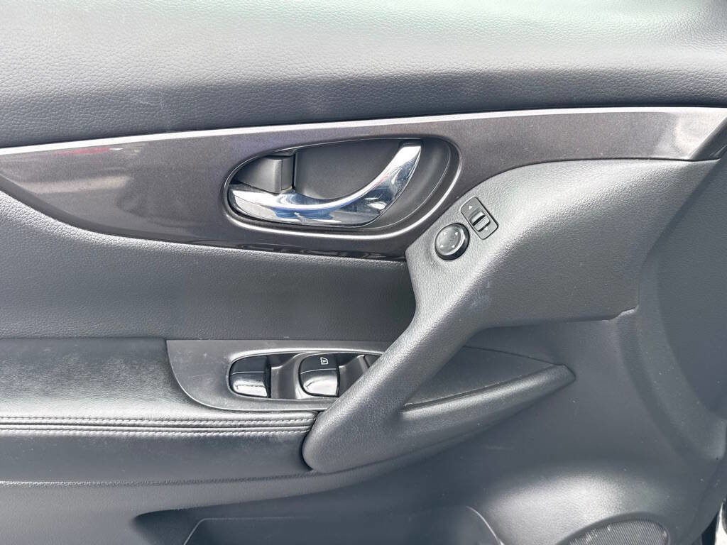 Used 2019 Nissan Rogue S w/ Special Edition Package FWD image 9