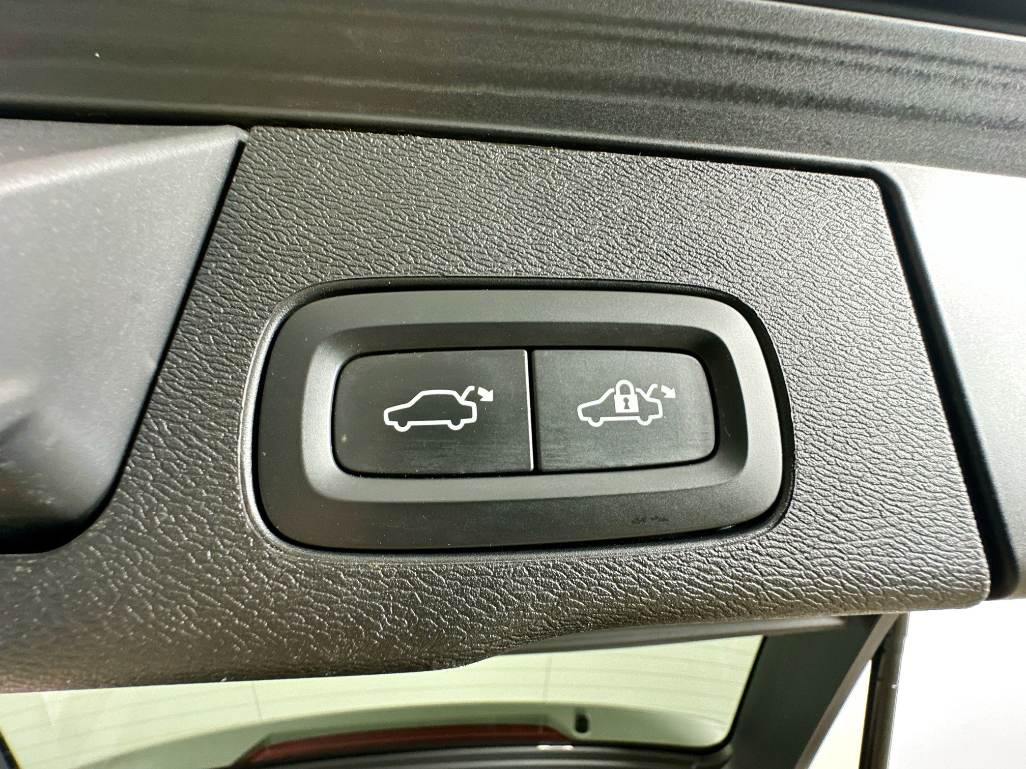 Used 2022 Volvo XC60 T8 R-Design w/ Advanced Package image 33