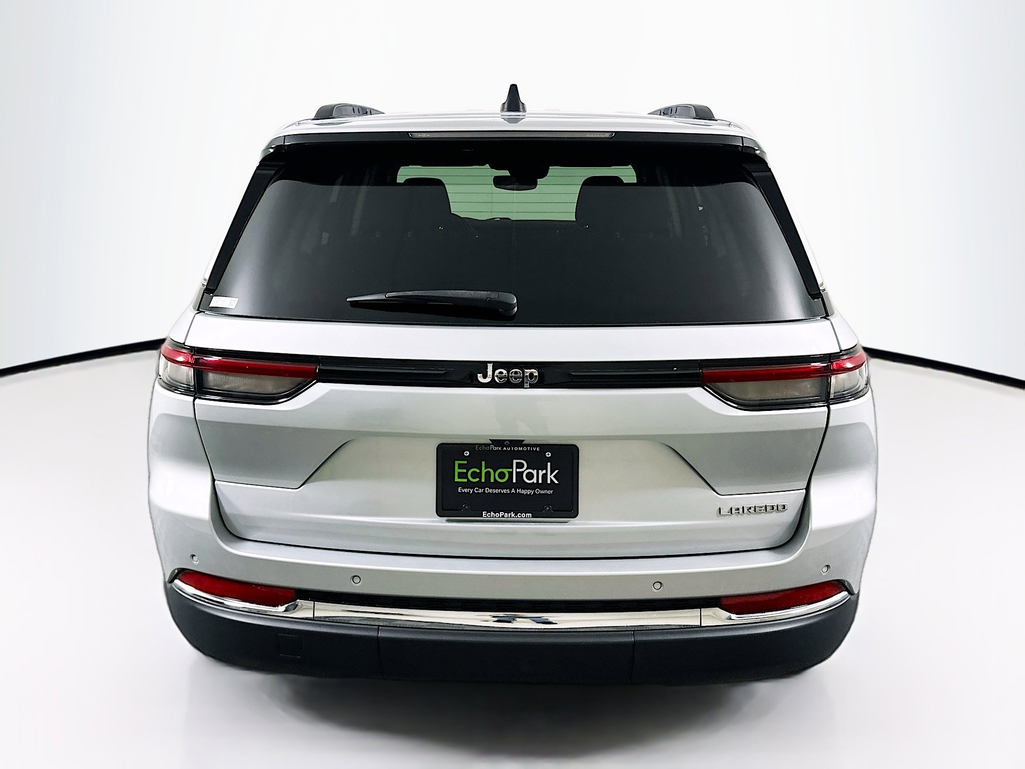 Used 2023 Jeep Grand Cherokee Laredo image 7