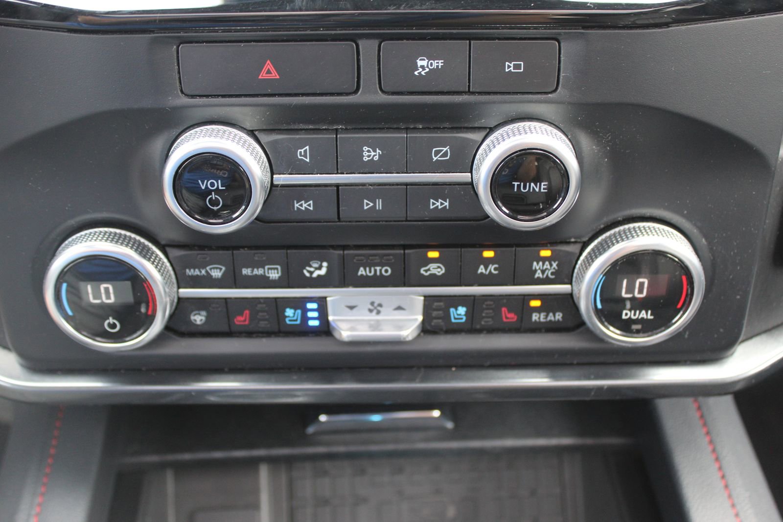 Used 2023 Ford Expedition Limited AWD/4WD image 35