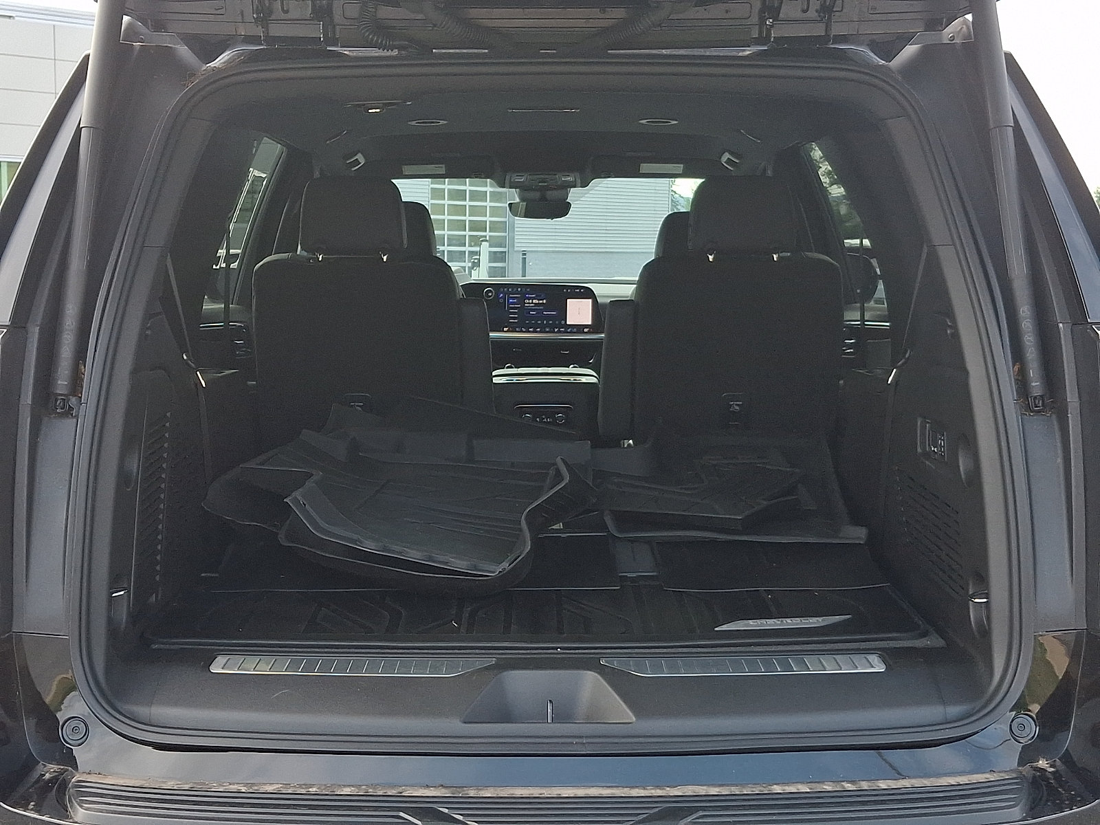Used 2025 Chevrolet Tahoe High Country AWD/4WD image 32