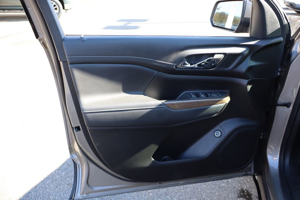 Used 2023 GMC Acadia SLE w/ Driver Convenience Package image 10