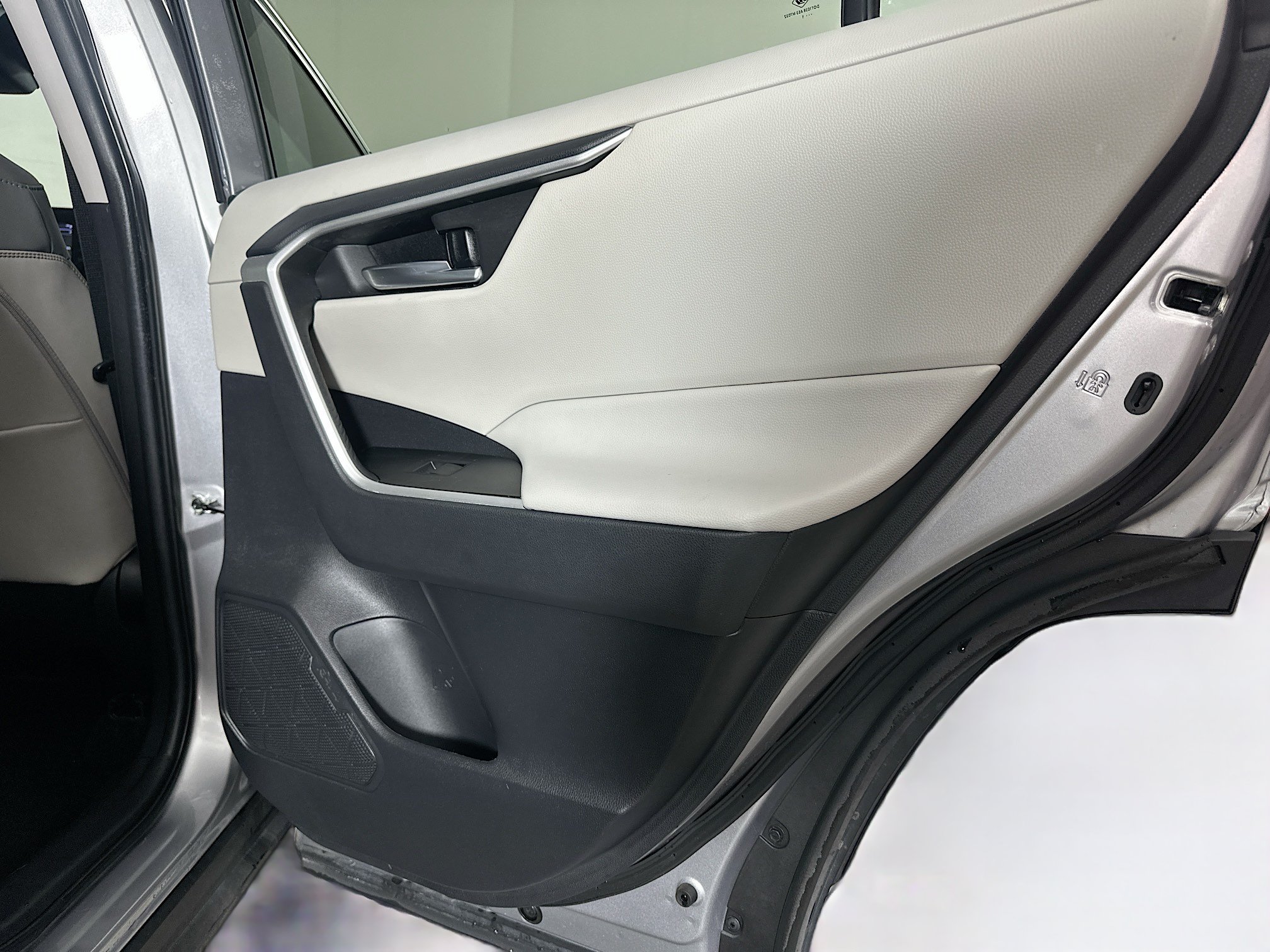 Used 2021 Toyota RAV4 XLE Premium FWD image 31