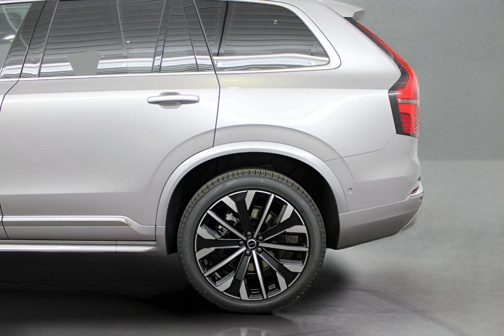 Used 2026 Volvo XC90 B5 Plus w/ Protection Package Premier AWD/4WD image 33