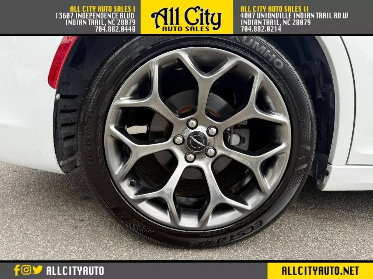 Used 2018 Chrysler 300 S w/ 300S Premium Group RWD image 36