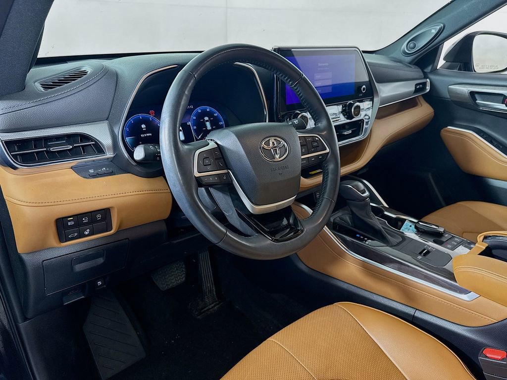 Used 2023 Toyota Highlander Platinum image 9