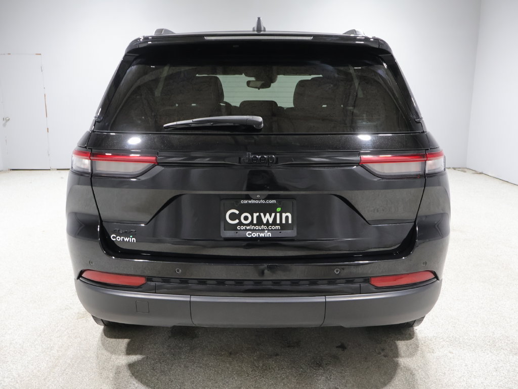 Used 2023 Jeep Grand Cherokee Altitude AWD/4WD image 3