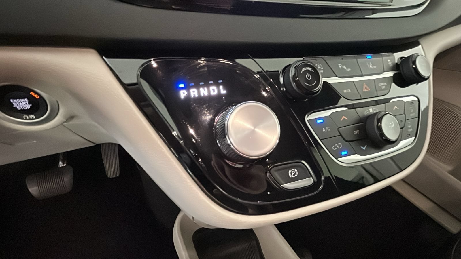 Used 2024 Chrysler Pacifica Touring-L FWD image 23