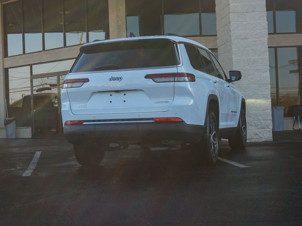 Used 2023 Jeep Grand Cherokee L Limited w/ Luxury Tech Group II image 3