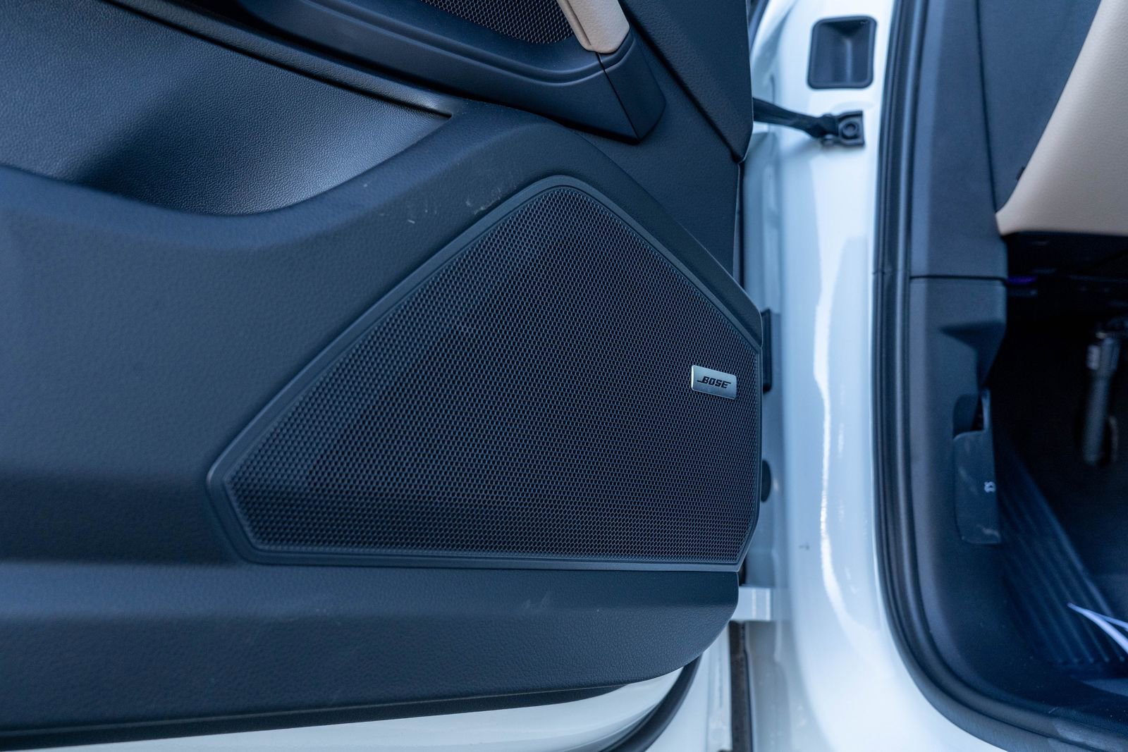 Certified 2025 Porsche Cayenne E-Hybrid w/ Premium Package Plus image 20