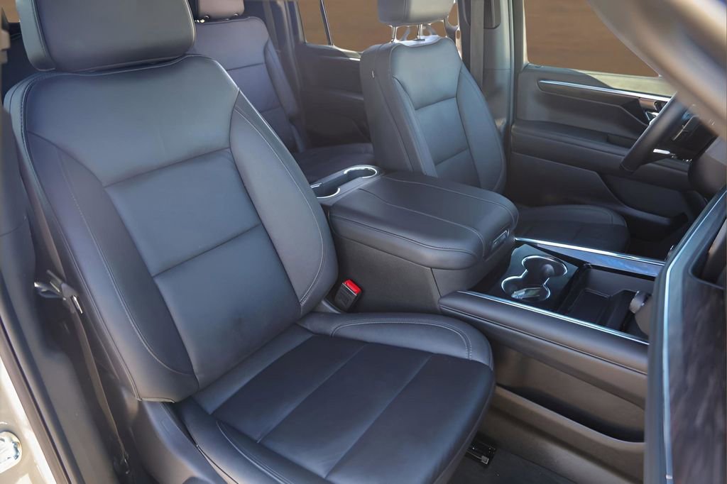 Used 2025 Chevrolet Suburban Z71 image 31