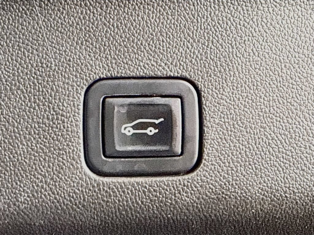 Used 2022 Chevrolet Suburban RST w/ Luxury Package AWD/4WD image 31