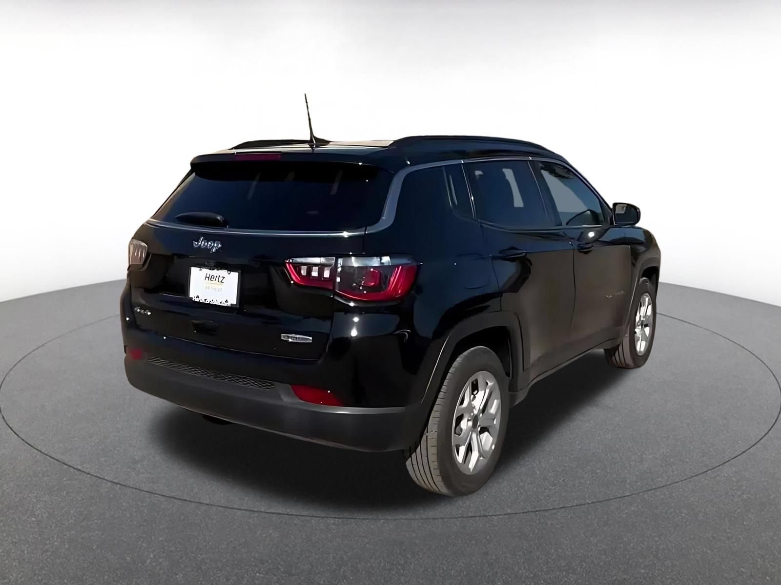 Used 2025 Jeep Compass Latitude AWD/4WD image 14
