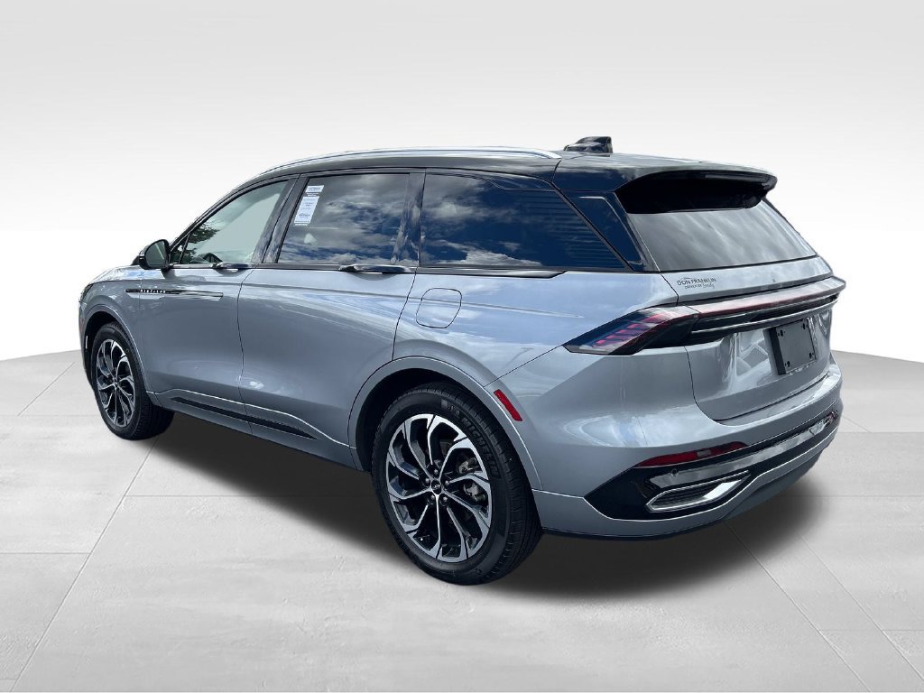 Used 2025 Lincoln Nautilus Reserve AWD/4WD image 3