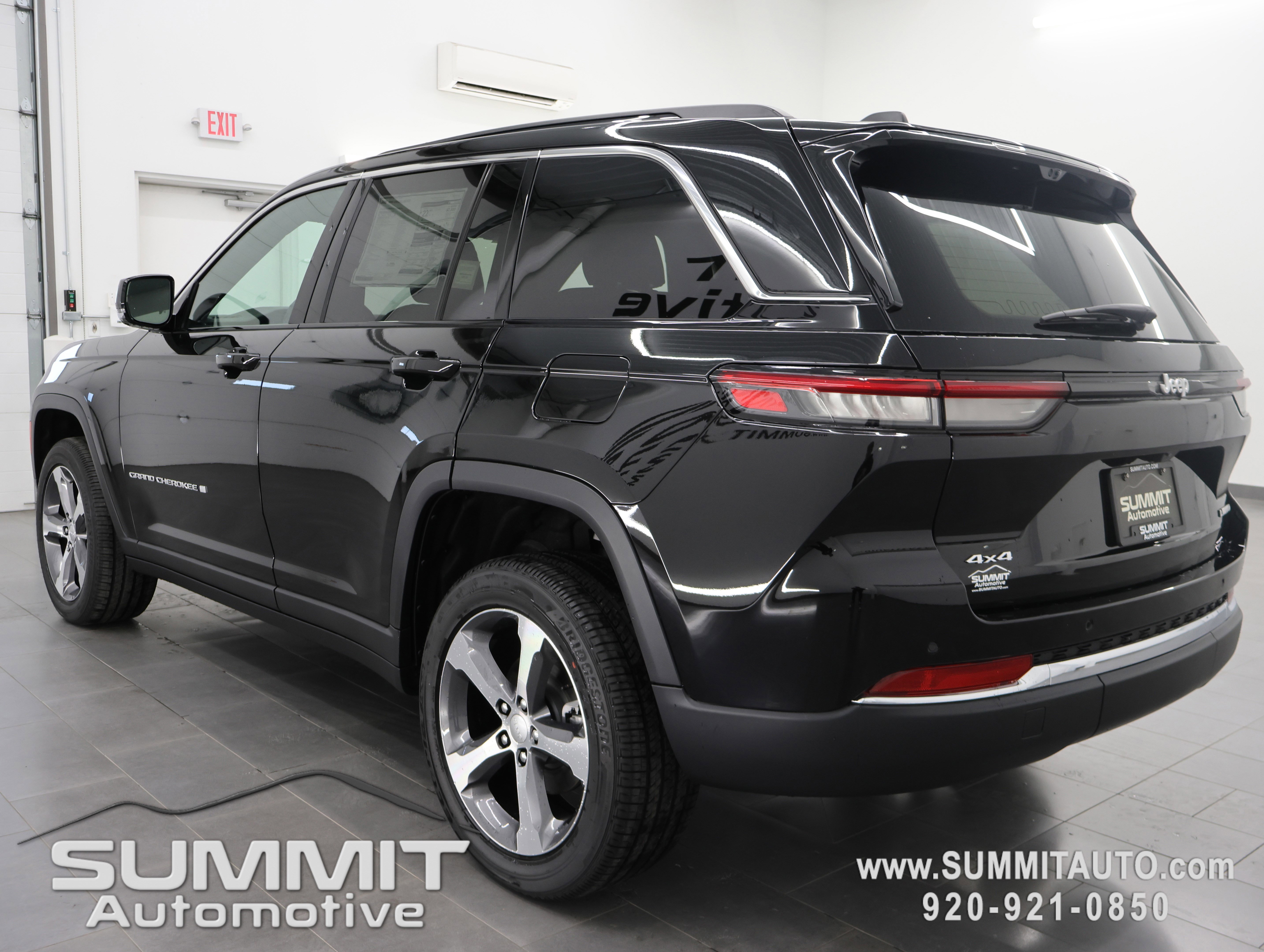 New 2025 Jeep Grand Cherokee Limited w/ Luxury Tech Group II AWD/4WD image 5