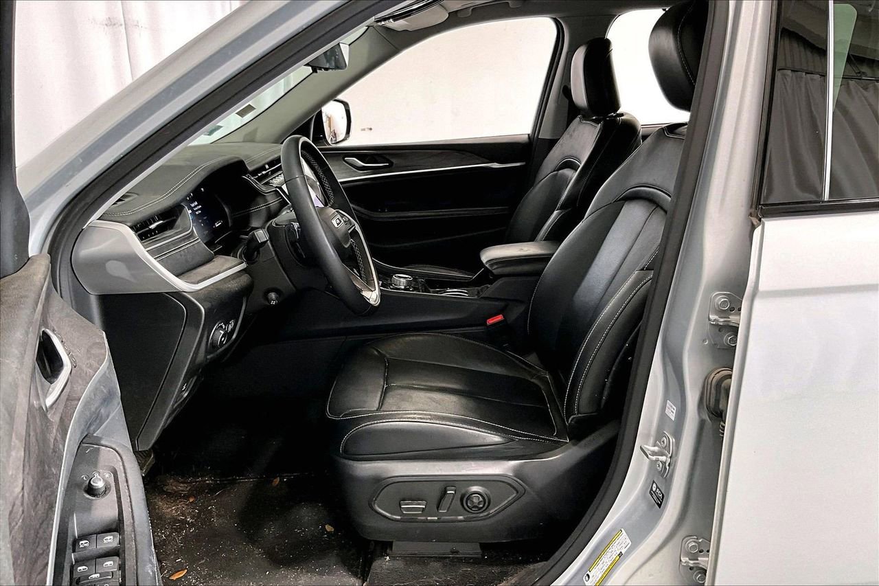 Used 2023 Jeep Grand Cherokee L Limited w/ Luxury Tech Group II image 15