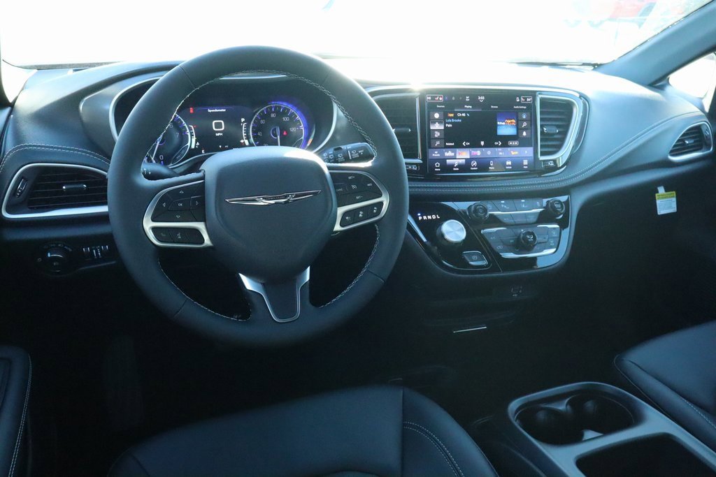 New 2026 Chrysler Pacifica Select image 2