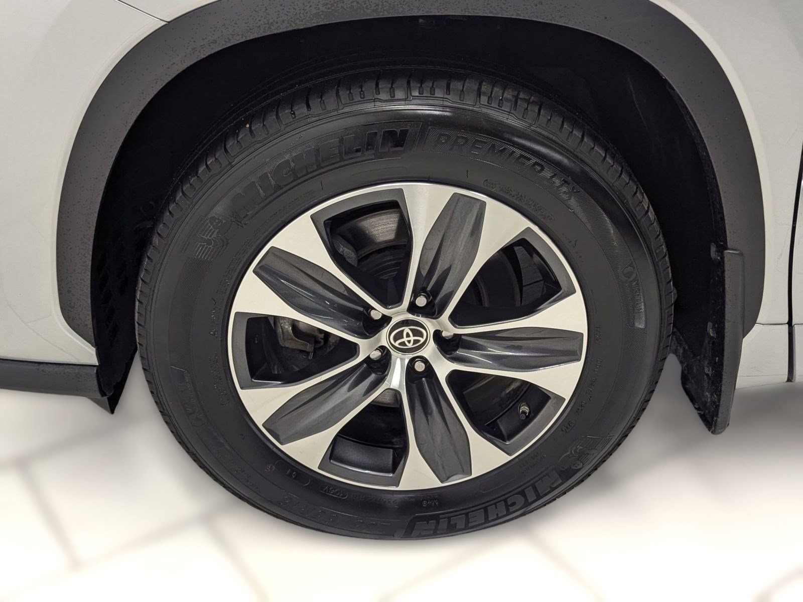 Used 2025 Toyota Highlander XLE image 9