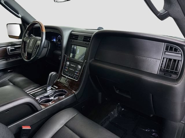 Used 2016 Lincoln Navigator Reserve AWD/4WD image 32