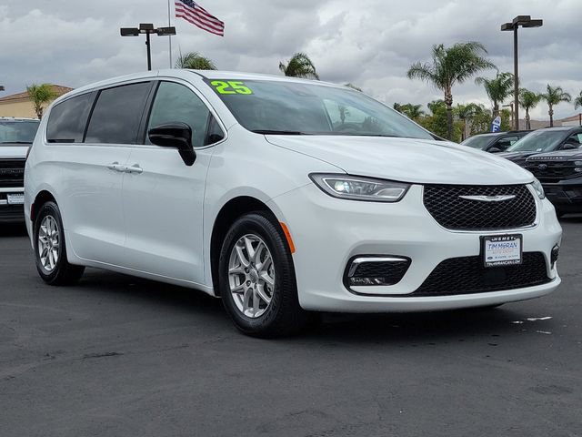 Used 2025 Chrysler Pacifica Select image 2