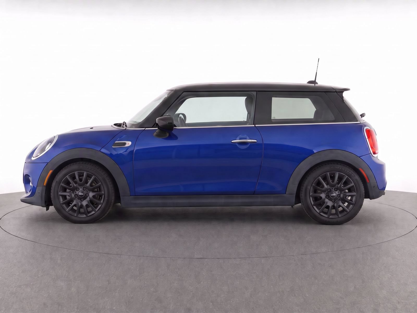 Used 2019 MINI Cooper 2-Door Hardtop w/ Storage Package FWD image 3