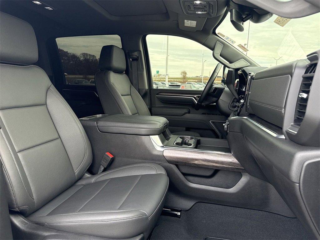 Used 2025 Chevrolet Silverado 2500 LTZ w/ LTZ Convenience Package image 27