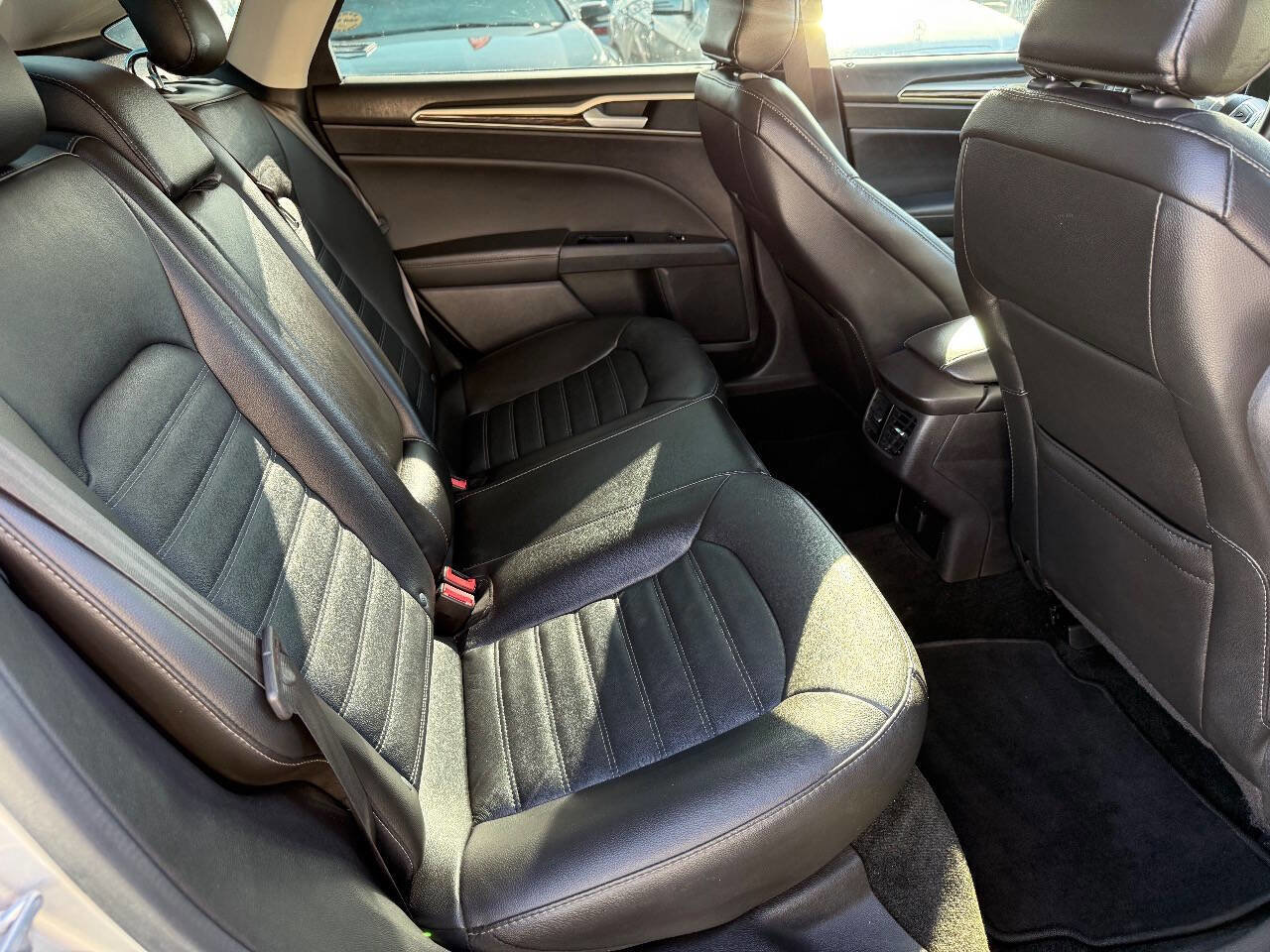 Used 2016 Ford Fusion SE w/ Equipment Group 202A image 15