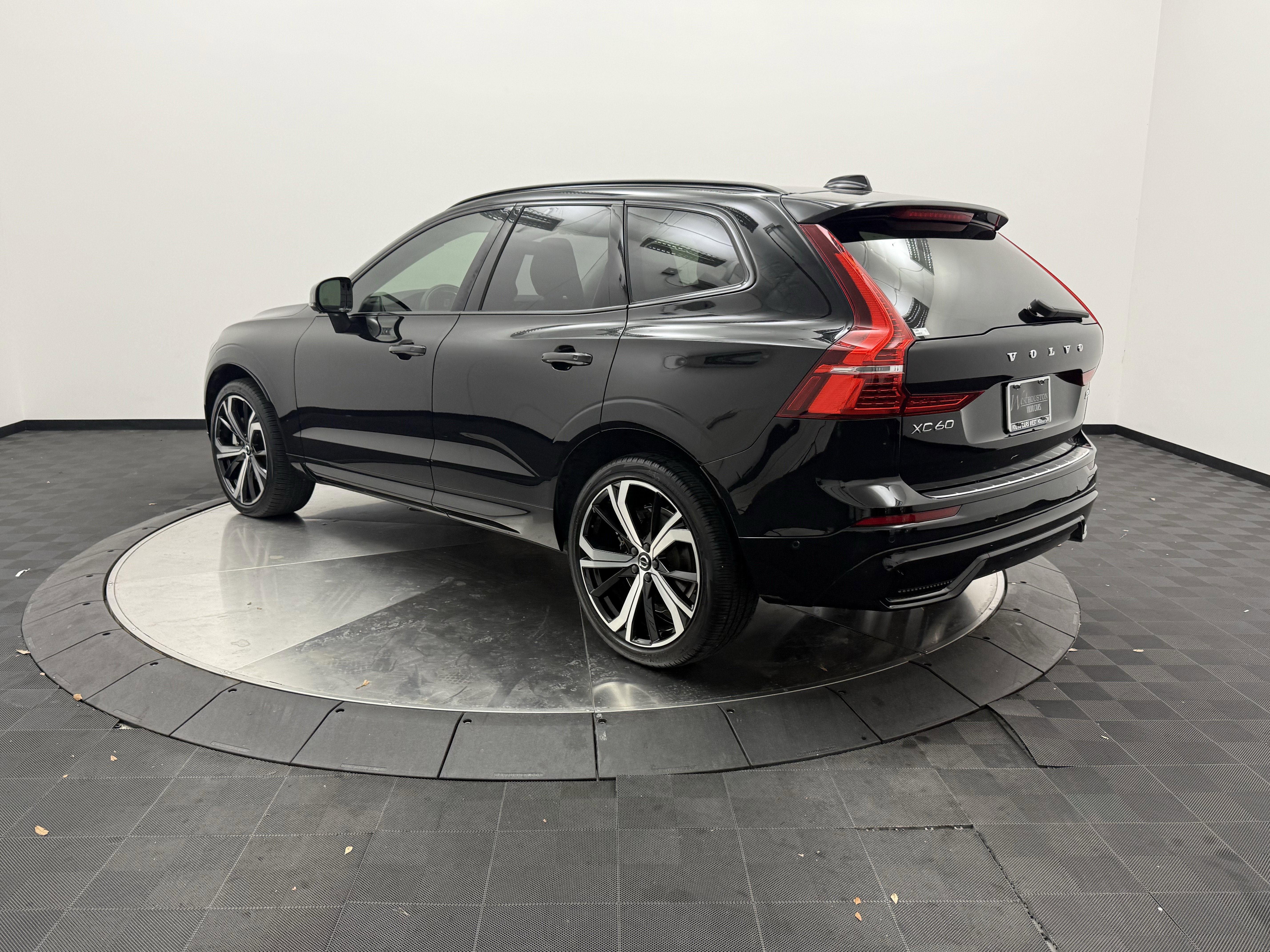 Certified 2023 Volvo XC60 B6 Ultimate w/ Protection Package Premier AWD/4WD image 5