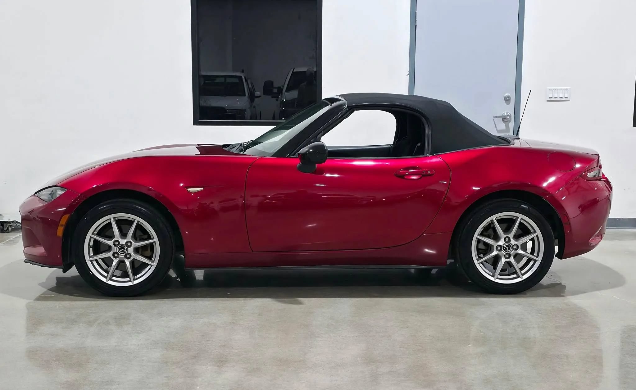Used 2018 MAZDA MX-5 Miata Sport RWD image 6