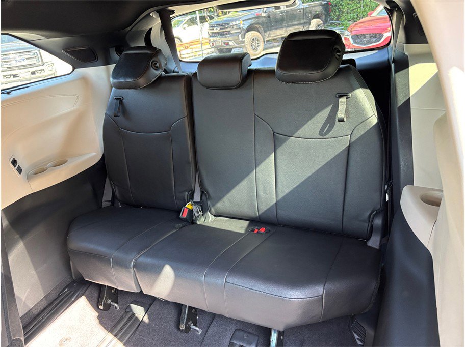 Used 2025 Toyota Sienna Platinum AWD/4WD image 47