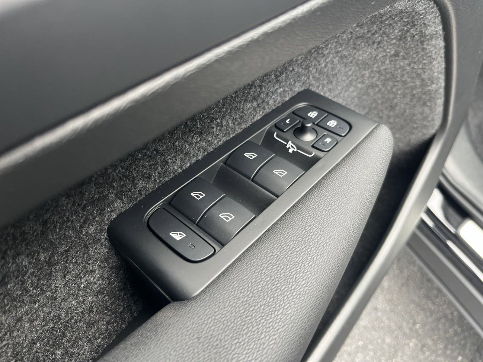 Certified 2025 Volvo XC40 B5 Core w/ Protection Package Premier image 15