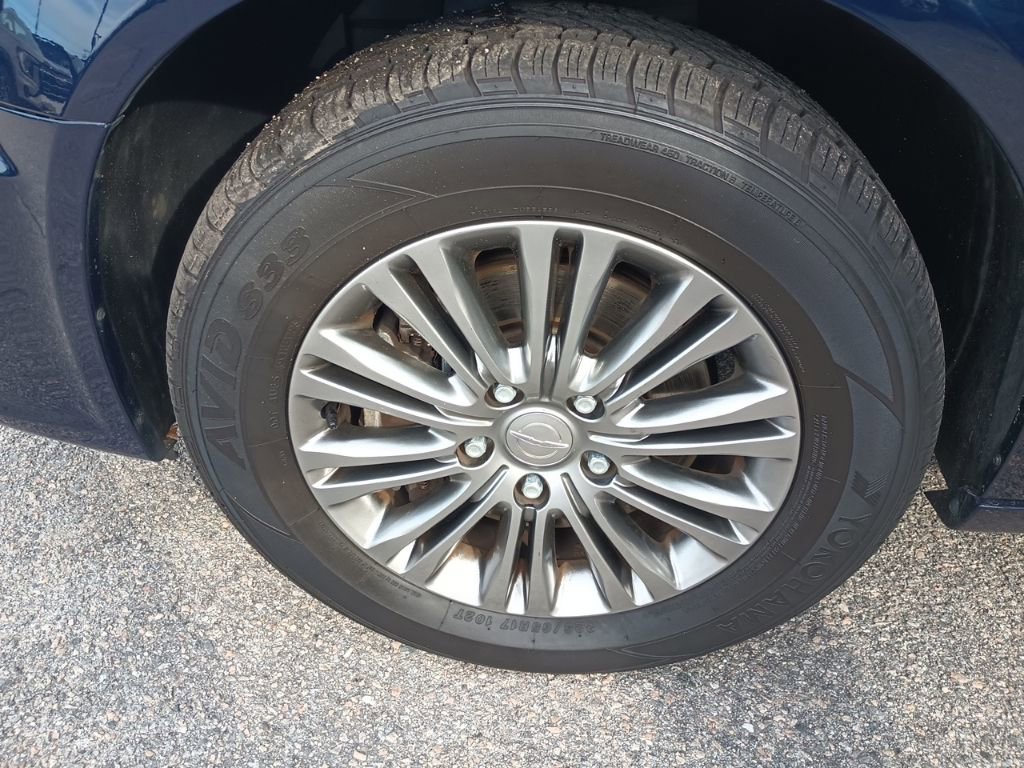 Used 2014 Chrysler Town & Country Touring-L w/ Driver Convenience Group image 18