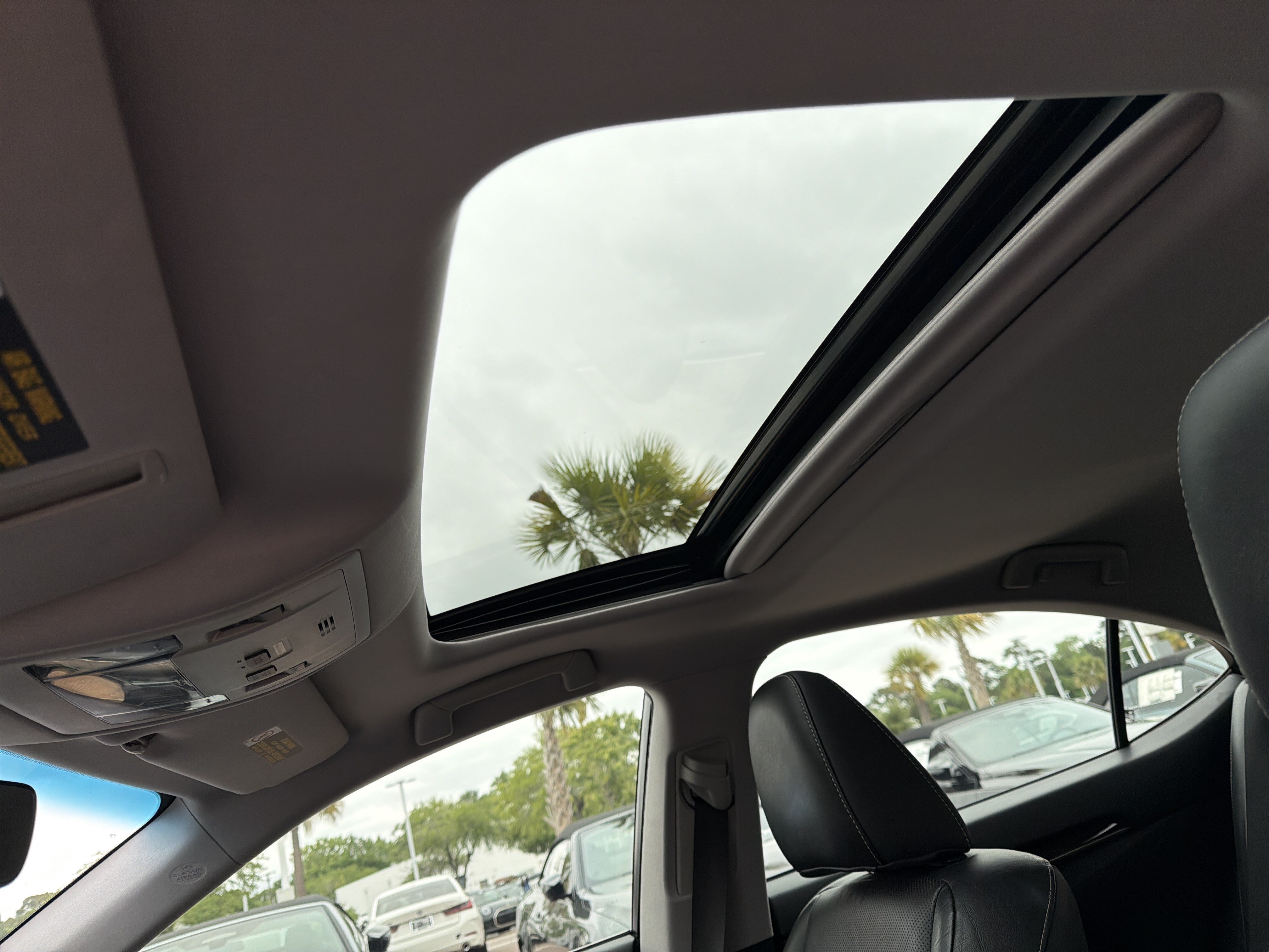Used 2017 Lexus ES 300h w/ Luxury Package FWD image 28