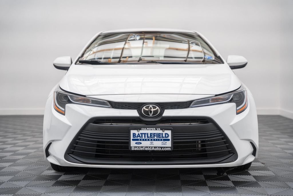 Used 2023 Toyota Corolla LE FWD image 2