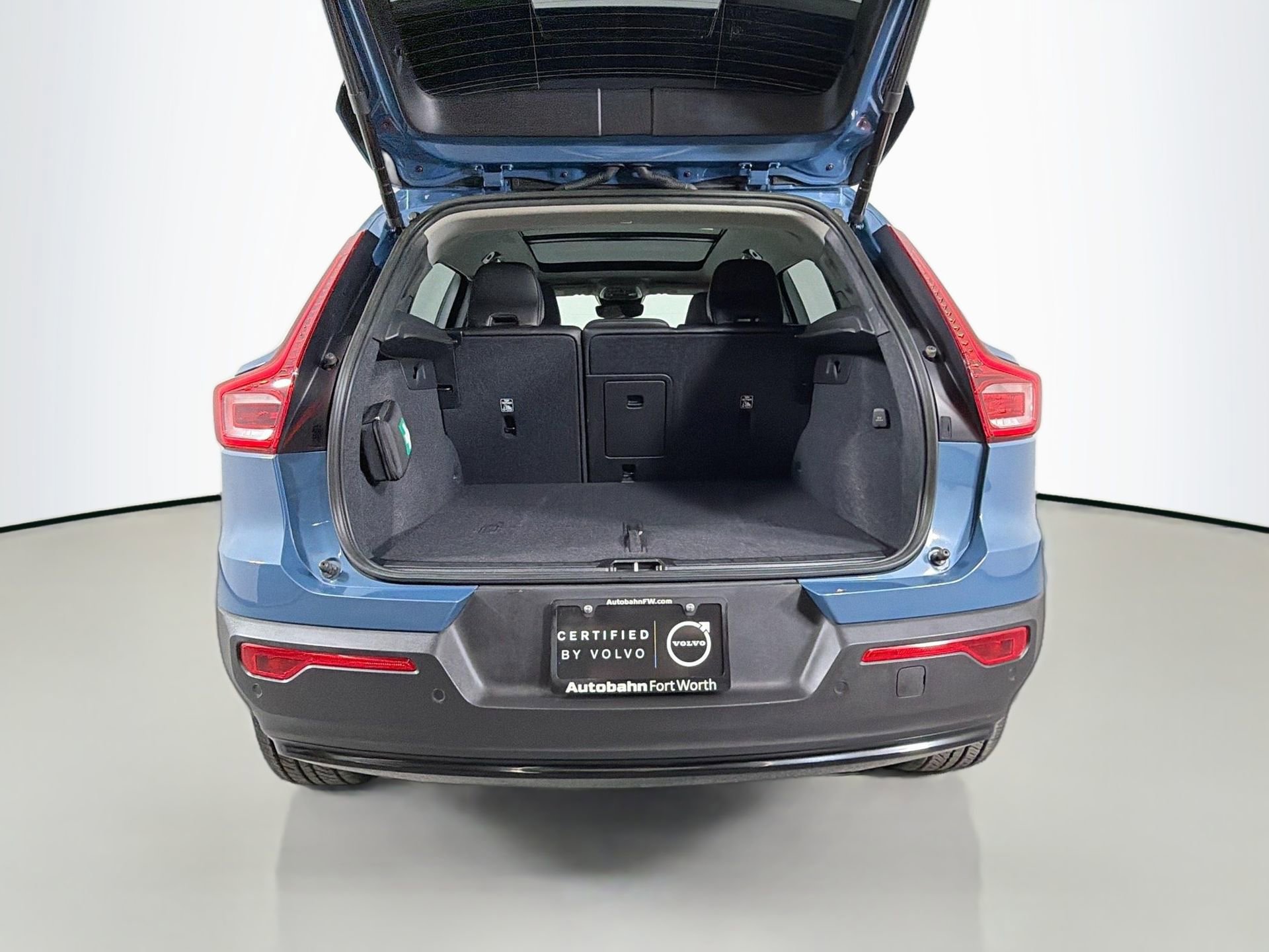 Certified 2023 Volvo XC40 B4 Plus w/ Protection Package Premier image 26