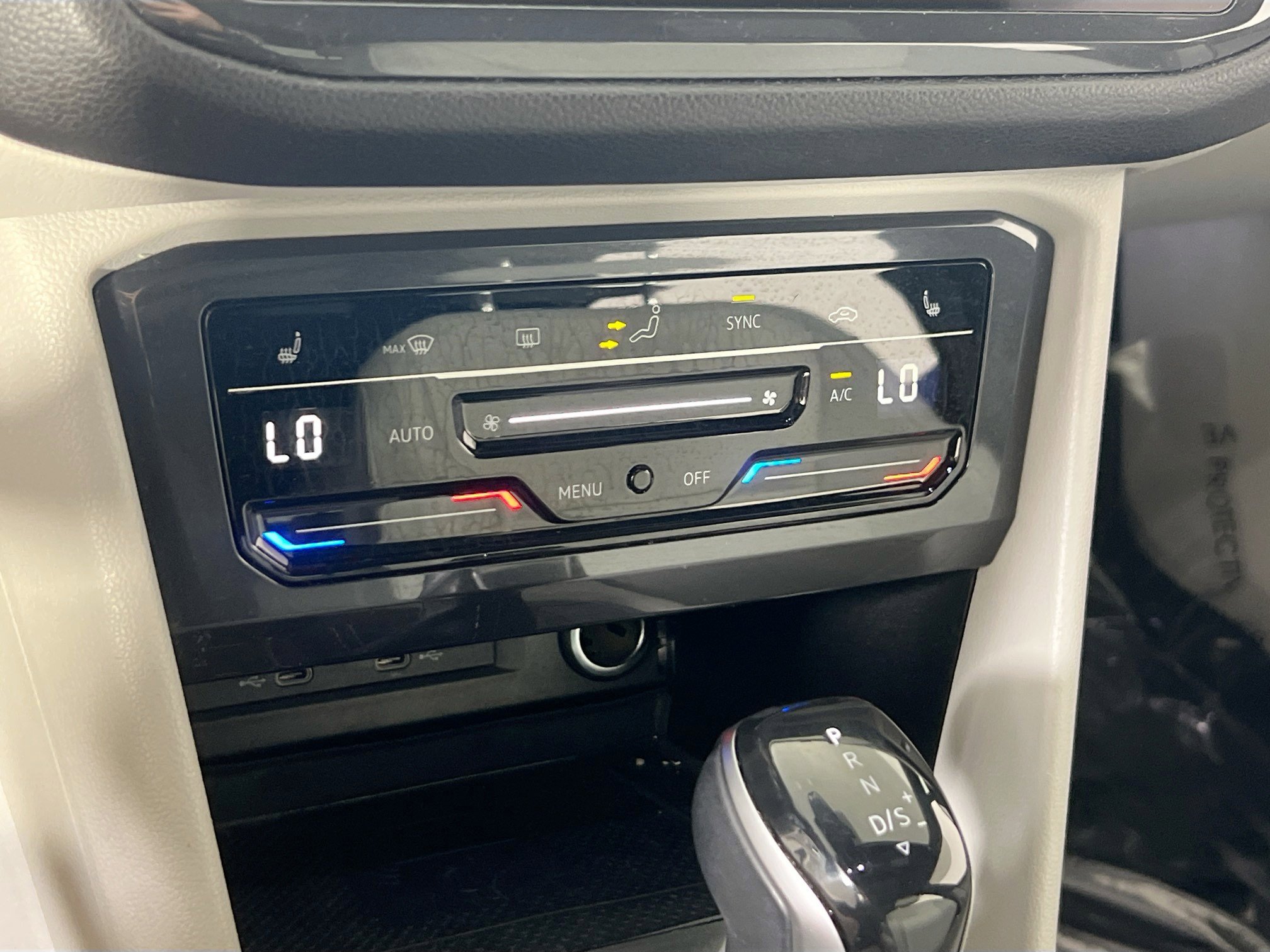 Used 2022 Volkswagen Tiguan SE R-Line image 15