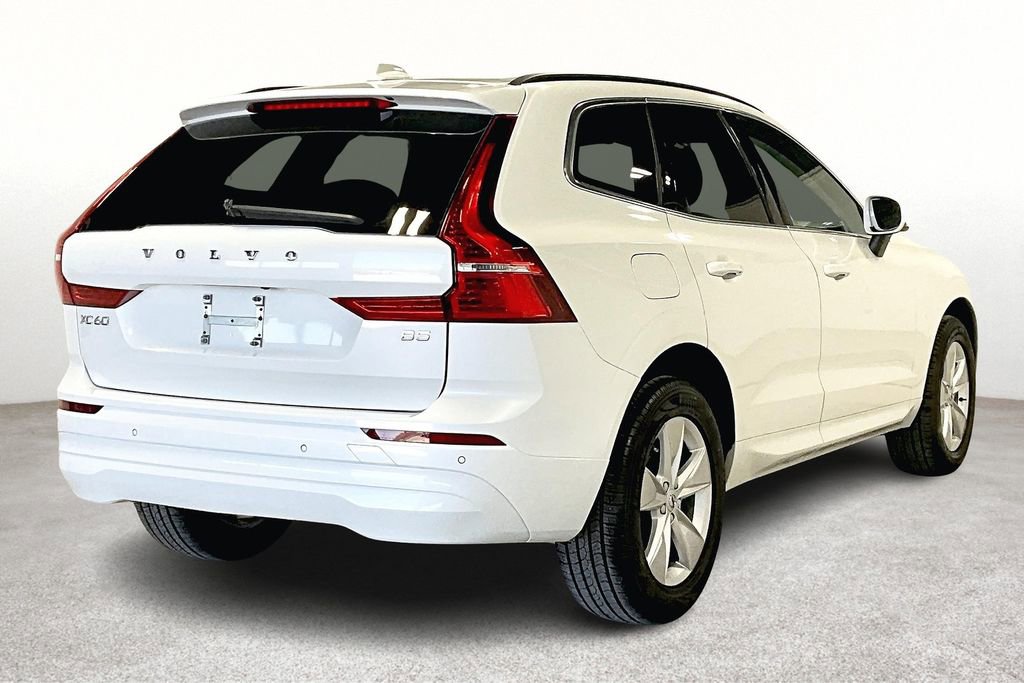 Used 2022 Volvo XC60 B5 Momentum image 2