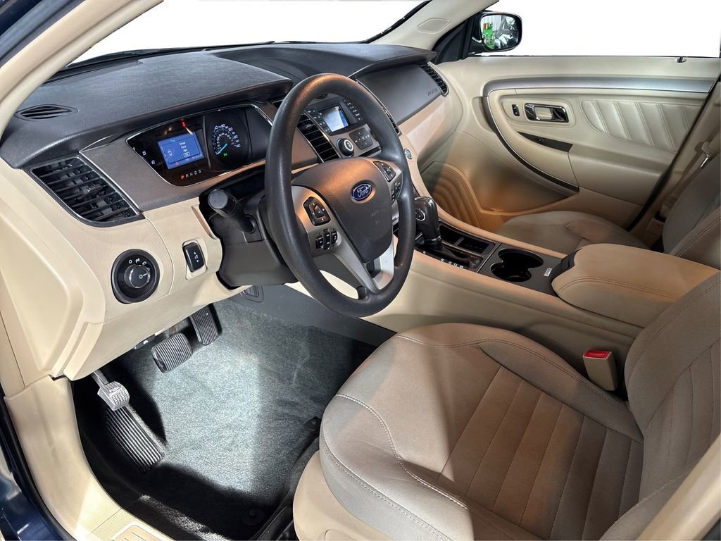 Used 2017 Ford Taurus SE image 9