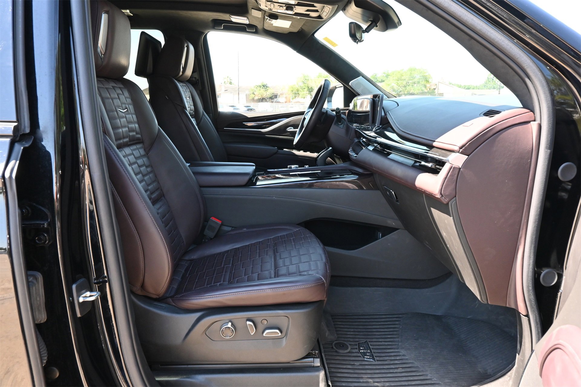 Used 2023 Cadillac Escalade Sport Platinum w/ LPO, ONYX Package image 26