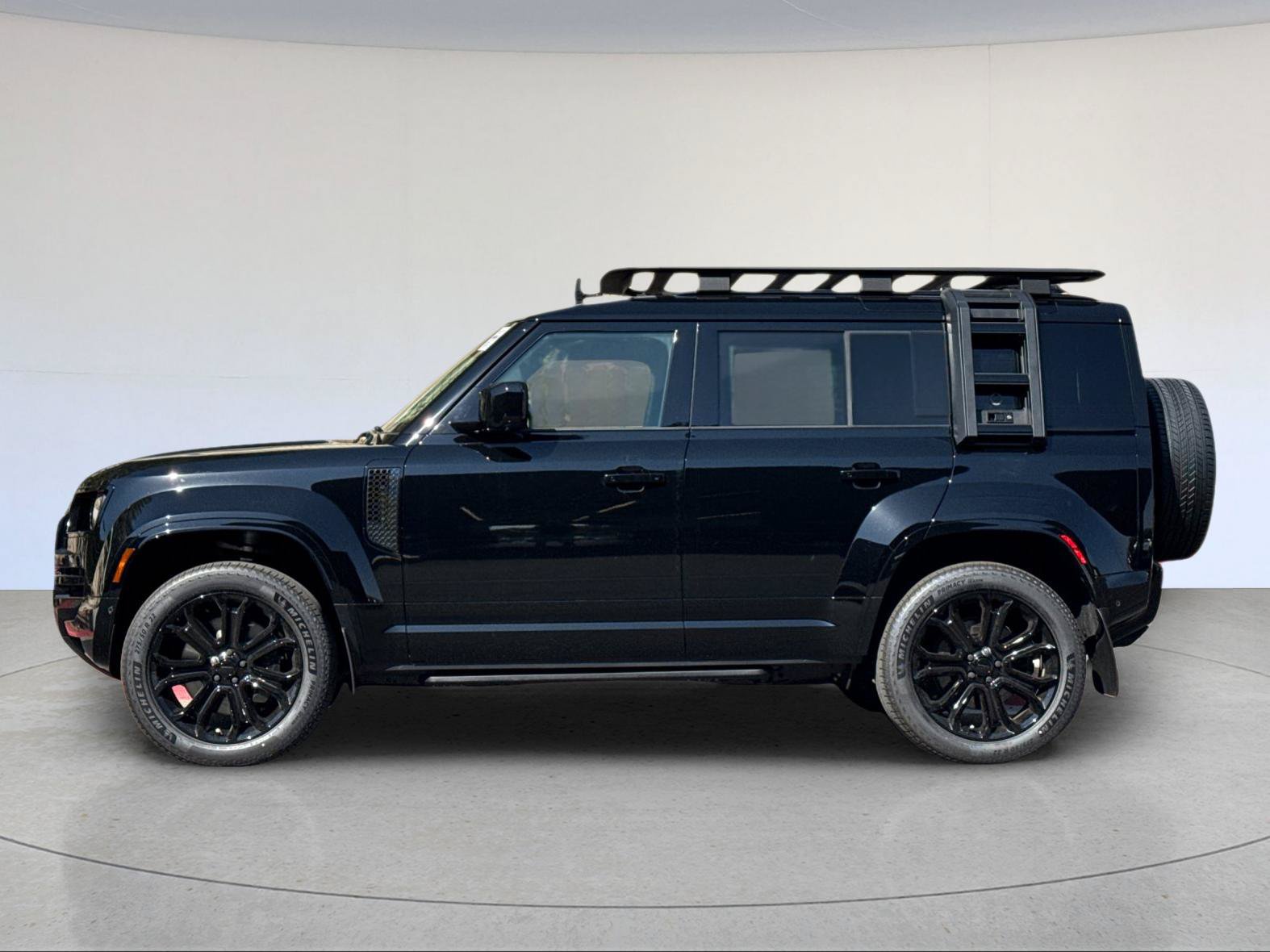 New 2026 Land Rover Defender 110 OCTA AWD/4WD image 3