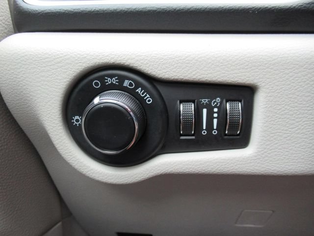 Certified 2023 Chrysler Voyager LX FWD image 21