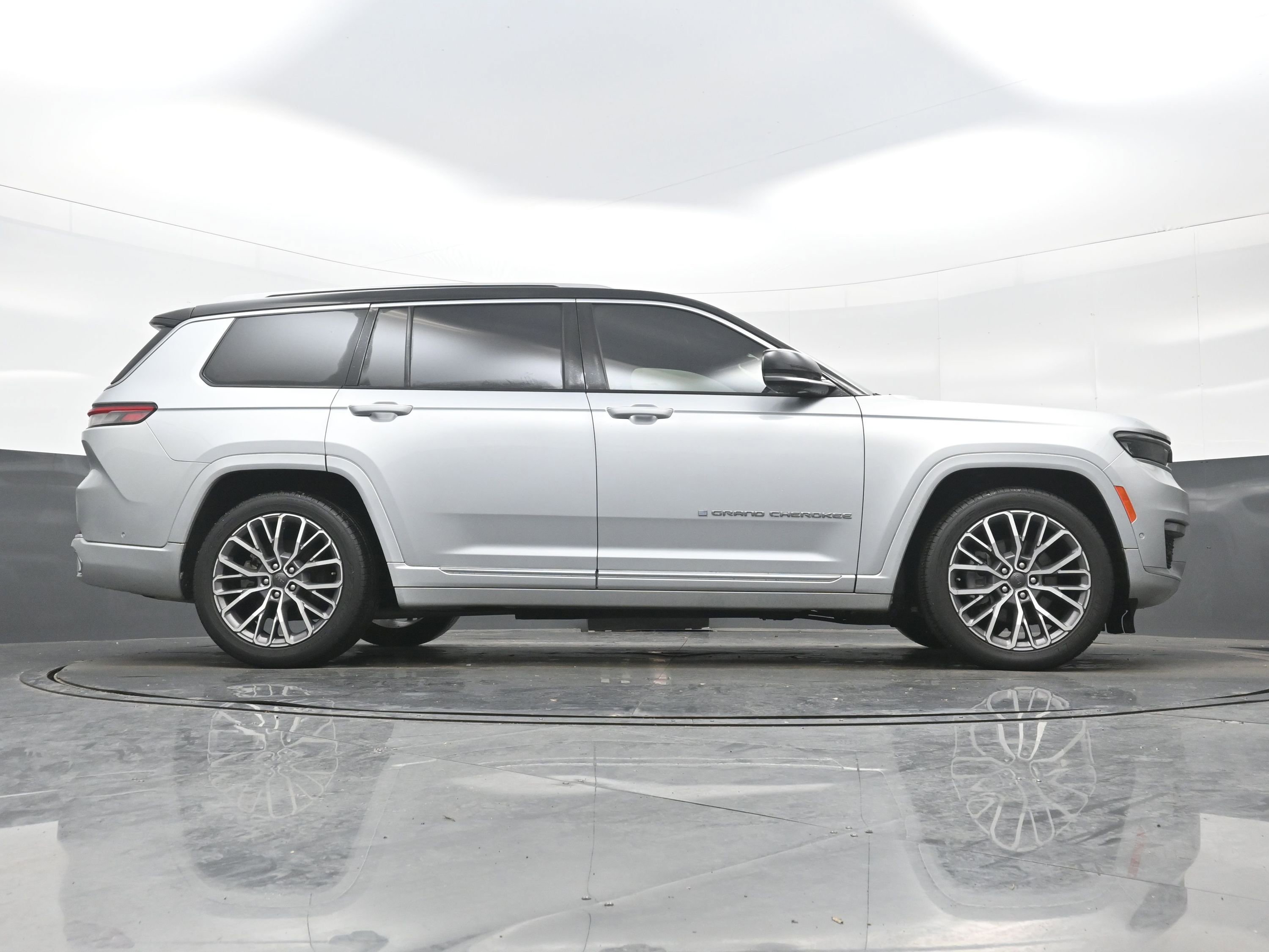 Used 2023 Jeep Grand Cherokee L Summit image 32