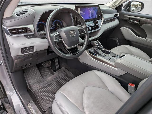 Used 2024 Toyota Highlander Platinum FWD image 10
