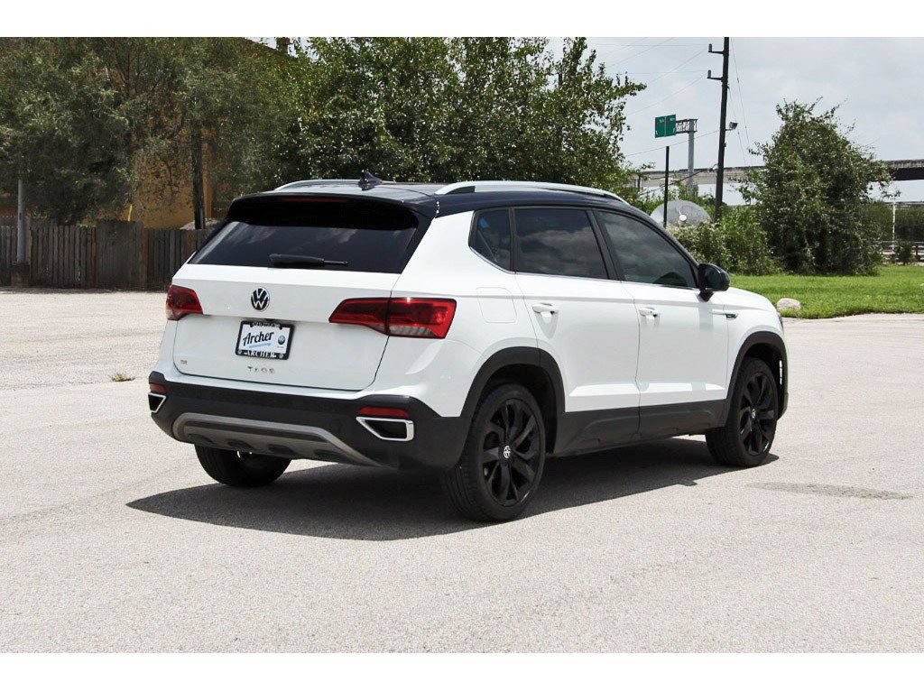 Used 2024 Volkswagen Taos SE w/ Panoramic Sunroof Package FWD image 3