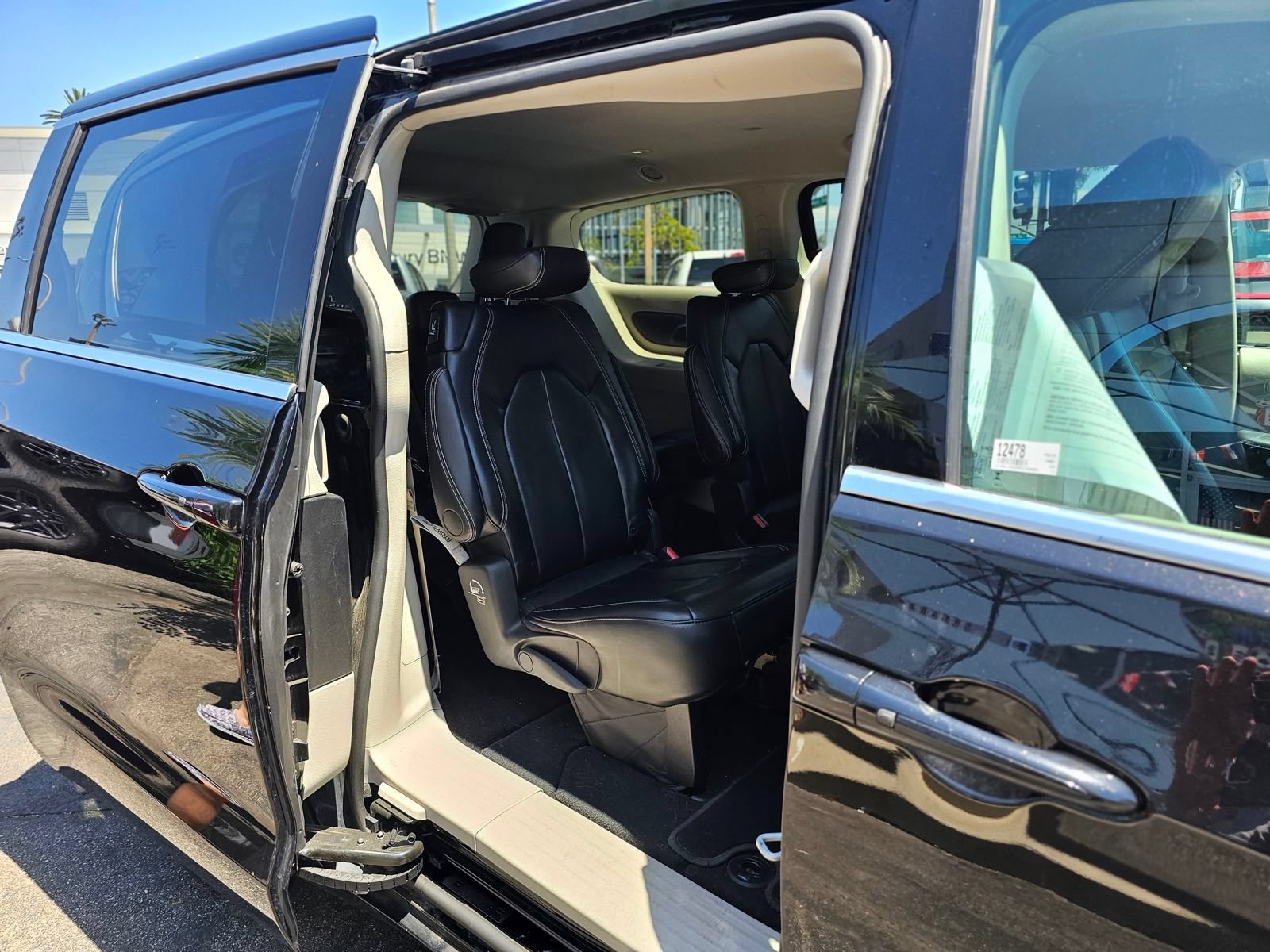 Used 2024 Chrysler Pacifica Touring-L FWD image 10